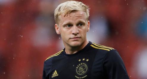 اقترب الحسم.. سكاي: مانشستر يونايتد وافق على شروط فان دي بيك